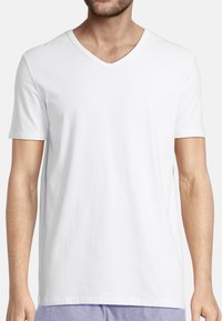 Biała bawełniana koszulka T-shirt z krótkim rękawem i dekoltem w kształcie litery V. Miękka tekstura, regularny krój oraz wykończone krawędzie widoczne wzdłuż rękawów i dolnego brzegu.