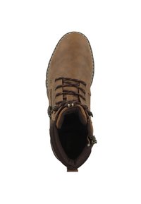 Botas de cuero marrón con un acabado texturizado, sistema de cordones, cuello acolchado marrón y una cremallera lateral. La suela presenta un borde cosido en contraste.