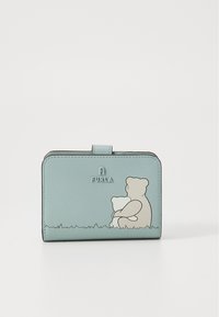 Lys blå lærpung med et bjørnemotiv og græsdesign. Forsiden viser "FURLA"-logoet preget øverst.