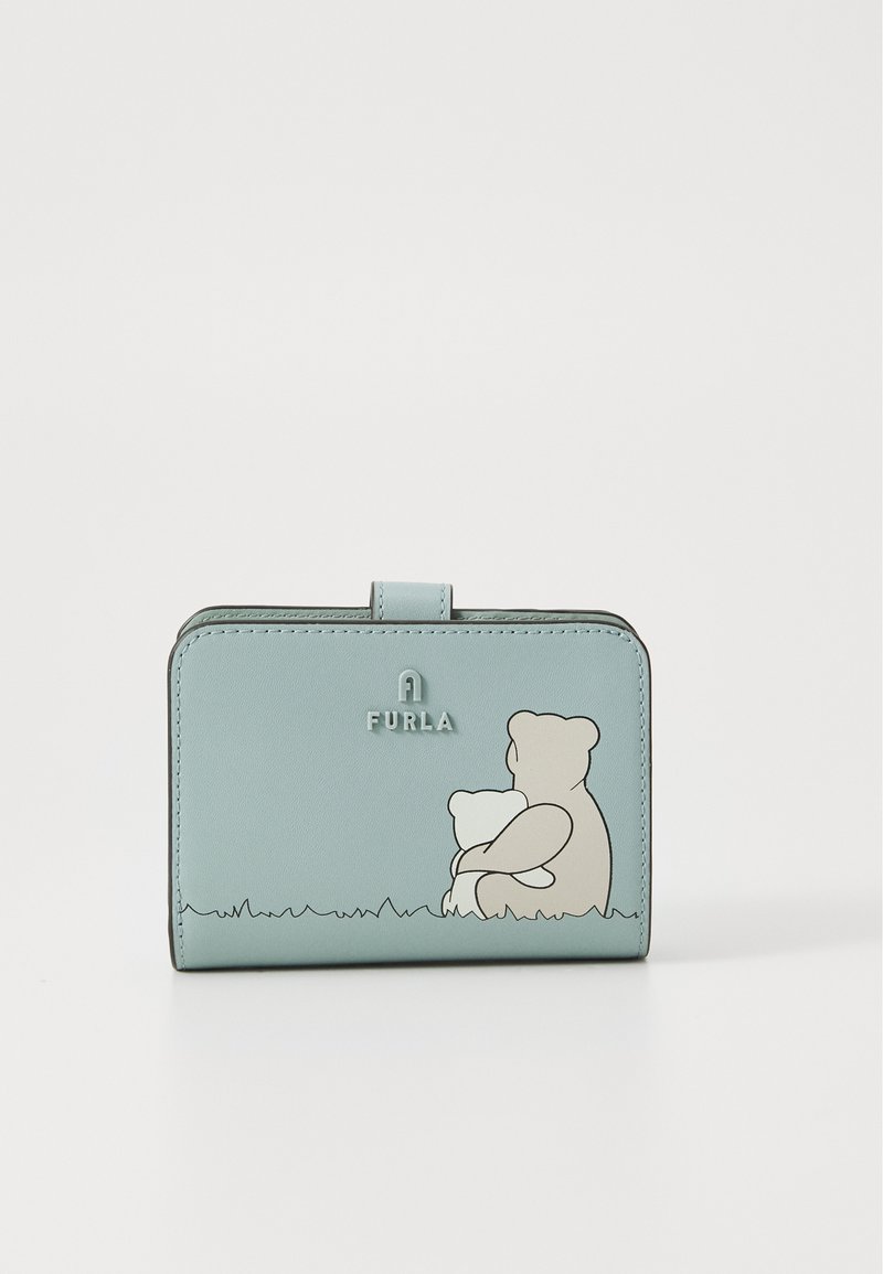 Billetera de cuero azul claro con una ilustración de un oso y un diseño de hierba. En la parte frontal se muestra el logo "FURLA" grabado en la parte superior.