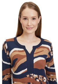 Betty Barclay MIT PRINT - Jerseykleid - blau camel