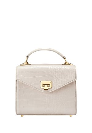 Bolso beige con relieve de cocodrilo, diseño estructurado, herrajes dorados, asa superior y cierre con solapa frontal.