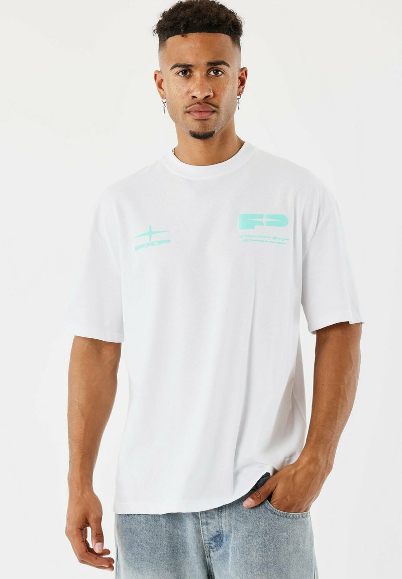 Camiseta de algodón blanca de manga corta, con acentos gráficos en verde menta en el pecho. Corte relajado. Textura suave, diseño minimalista.
