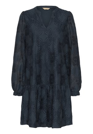 Rochie de culoare albastru închis cu un model de dantelă florală, mâneci lungi tip puff, decolteu în formă de V și un tiv în straturi. Material ușor, semi-transparent.