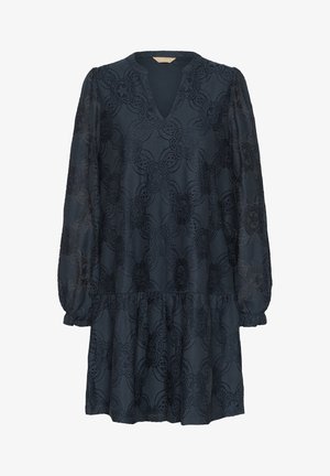 Rochie de culoare albastru închis cu un model de dantelă florală, mâneci lungi tip puff, decolteu în formă de V și un tiv în straturi. Material ușor, semi-transparent.