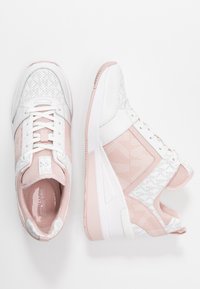 Roze en witte sneakers van gaas en synthetische materialen, met een gestructureerde bovenkant, vetersluiting en een gevormde zool met een geometrisch ontwerp.