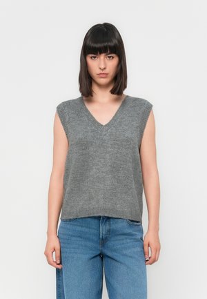 Grå uten erm genser med V-halsdesign, strikket tekstur og avslappet passform, sammen med lyseblå denimjeans.