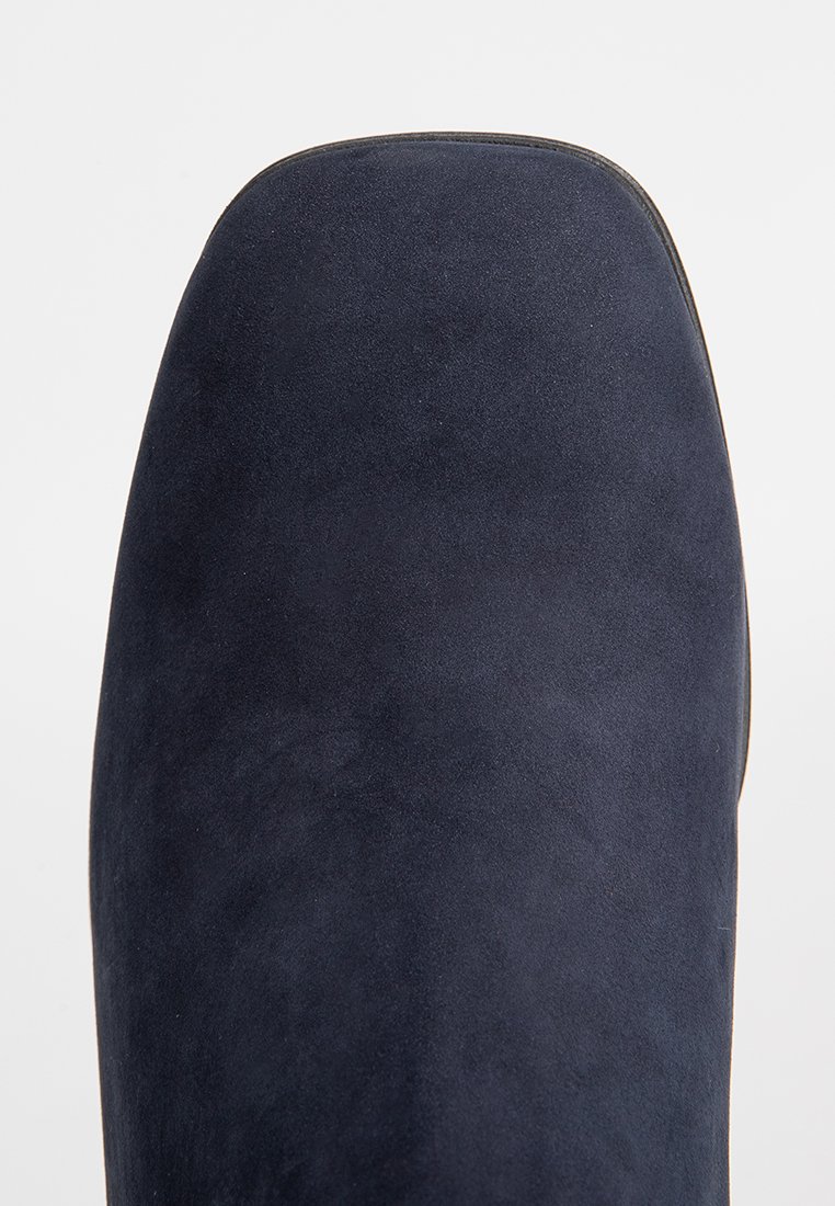 Marineblauwe suède laars met een ronde neus, een zachte textuur en een lichte hak. Het bovenwerk heeft een gladde afwerking en geen zichtbare versieringen.