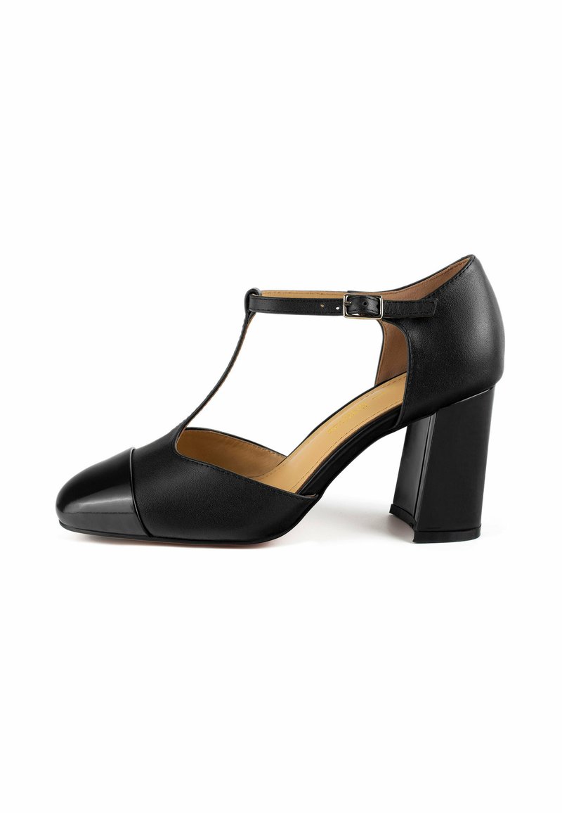 Scarpa nera con tacco a stiletto e design a T-strap, caratterizzata da una tomaia in pelle liscia, punta lucida e un tacco a blocco per maggiore stabilità.