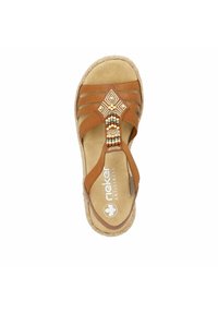 Bruine sandaal met een open teenontwerp, voorzien van decoratieve kralen en textielriemen. Zacht interieur met een lichtbruine zool en touwaccenten.