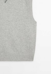 Gilet tricoté sans manches gris clair avec un col en V et des finitions côtelées à l'ourlet et aux emmanchures.