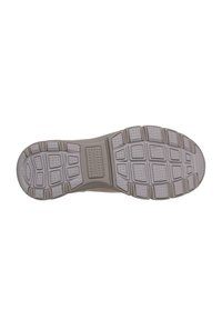 Suela de zapatilla gris claro con una superficie texturizada y tacos rectangulares y circulares para ofrecer agarre y soporte. Material de goma.