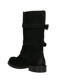 Czarne zamszowe kozaki do połowy łydki z dwoma dekoracyjnymi paskami, srebrnymi akcentami, okrągłym noskiem i niskim klockiem obcasa.