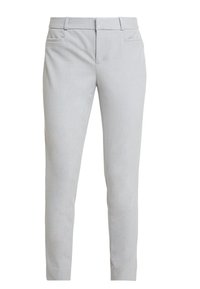 Pantalones de corte gris claro hechos de una tela suave. Presentan un frente plano, dos bolsillos laterales y un diseño ajustado.