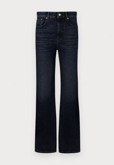 Jeans flare de cor azul escura feitos de denim, com uma cintura alta, cinco bolsos e um fecho de botão na parte da frente. Textura suave com um desbotamento subtil.