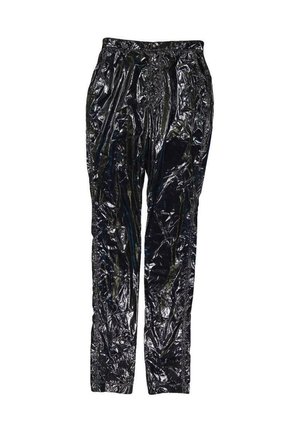 Pantalon noir brillant froissé taille haute avec bouton devant et poches latérales, posé à plat sur un fond blanc.