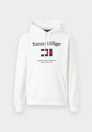 Weißer Tommy Hilfiger Hoodie mit Fronttasche, Kordelzug, Logo in Schwarz und Rot und Text "Established MCMLXXXV New York City" auf der Brust.
