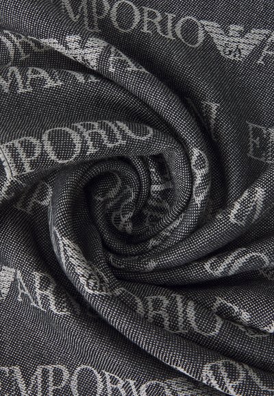 Fular negru cu o textură moale, având un model repetitiv cu logo-ul "Emporio Armani" de culoare gri deschis, elegant pliat sub formă de spirală.