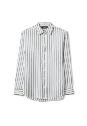 Camicia bianca a maniche lunghe con bottoni e righe verticali nere e colletto appuntito, mostrata distesa su uno sfondo bianco.