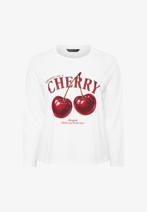 Wit shirt met lange mouwen met twee rode kersen en de tekst "Sweet as a Cherry" en "Cherry fresh from Cali with love" aan de voorkant.