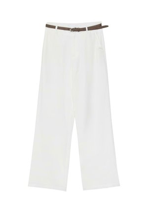 Weiße Hosen mit weitem Bein, seitlichen Taschen und einem schmalen braunen Gürtel, der durch die Gürtelschlaufen gezogen ist.