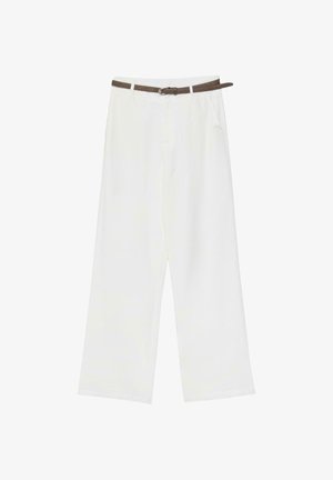 Weiße Hosen mit weitem Bein, seitlichen Taschen und einem schmalen braunen Gürtel, der durch die Gürtelschlaufen gezogen ist.