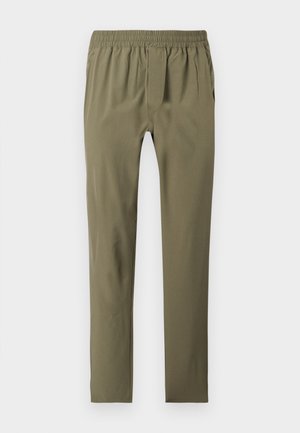 Λευκά παντελόνια σε στυλ slim-fit σε ελιά πράσινο χρώμα με ελαστική μέση, δύο πλαϊνές τσέπες και εμπρός κλείσιμο με φερμουάρ, τοποθετημένα επίπεδα σε λευκό φόντο.