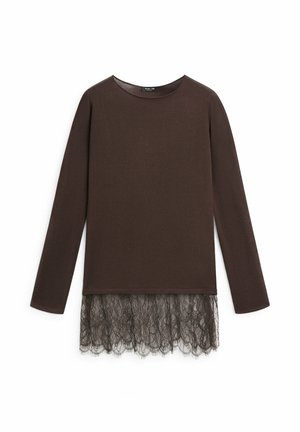 Brązowa bluzka z długim rękawem, okrągłym dekoltem i czarną koronkową lamówką wystającą poniżej brzegu, ułożona płasko na białym tle.