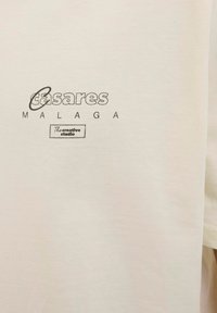 Jack & Jones RÜCKEN RUNDHALSAUSSCHNITT - Marškinėliai su spaudiniu - antique white