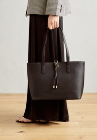 Unselected, black
