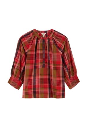 Červená kostkovaná košeľa s trojštvrťovými rukávmi, okrúhlym výstrihom, zapínaním na gombíky a zhromaždenými detailmi. Tkanina obsahuje rôzne zelené, červené a hnedé vzory.