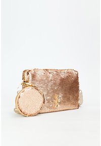 Borsa a tracolla in paillettes color oro rosa con una pochette rotonda staccabile. Presenta accessori in metallo dorato lucido, chiusure con zip e una fodera in tessuto liscio.