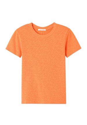 T-shirt à manches courtes de couleur orange vif uni avec une texture chinée subtile sur fond blanc.