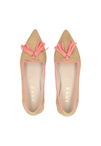 Beige Wildlederschuhe mit spitz zulaufender Zehenpartie, pinkem Lederbesatz und Quastenakzenten an der Vorderseite. Das Innenfutter besteht aus einem hellen Stoff.