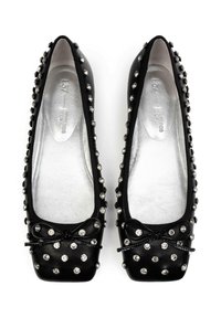 Schwarze Ballerinas mit quadratischen Zehen, verziert mit kleinen klaren Strasssteinen und jeder Schuh mit einer schwarzen Schleife versehen.