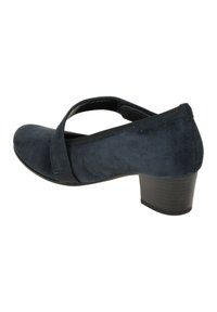 Scarpa con tacco medio in camoscio blu navy, punta arrotondata, dettaglio con fascia incrociata e suola in gomma texturizzata per una migliore aderenza.