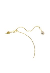 Pulseira de ouro com um design texturizado, apresentando um pendente de cristal transparente, fecho tipo lagosta e comprimento ajustável com um elo hexagonal.