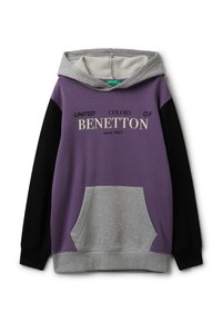 Felpa viola con maniche nere, cappuccio e tasca grigi, con il logo "United Colors of Benetton dal 1965" sul petto.