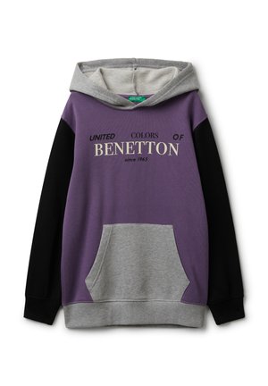 Paarse hoodie met zwarte mouwen, grijze capuchon en zak, gebrandmerkt "United Colors of Benetton sinds 1965" op de borst.