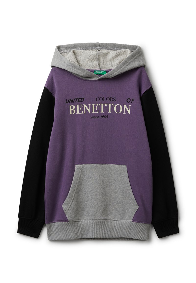 Sudadera morada con mangas negras, capucha y bolsillo grises, con la marca "United Colors of Benetton desde 1965" en el pecho.