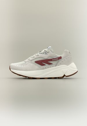 Sneaker grigio chiaro con tomaia in suede e mesh, dettaglio bordeaux, intersuola bianca ammortizzata e suola in gomma marrone, con dettagli traforati.