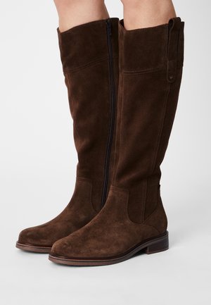 Braune Wildleder-Stiefel bis zum Knie mit einem seitlichen Reißverschluss und abgerundeter Spitze, ausgestattet mit einem niedrigen Blockabsatz und minimalen Nähdetails.