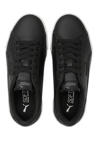 Svarta sneakers med en texturerad läderutsida, platta svarta snören och vita gummisulor. Innehåller märkesinlägg med texten "SOFT".