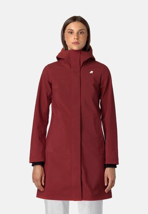 Giacca impermeabile rossa con colletto alto e cappuccio, dotata di maniche lunghe e due tasche laterali. Design minimalista con logo sul petto.
