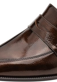 Chaussure habillée en cuir brun foncé brillant avec une bride sur le dessus et des coutures visibles le long des bords.