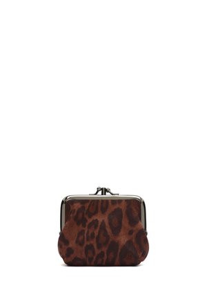 Pequeño monedero con tela de estampado de leopardo marrón y negro y cierre de broche metálico plateado en la parte superior.