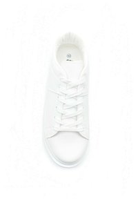 Sneaker blanche avec un extérieur en tissu lisse, des lacets plats, un col rembourré et une forme arrondie. Taille marquée comme 42. Design minimaliste.