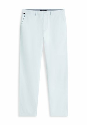 Pantaloni casual da uomo azzurri chiari con chiusura a bottone e zip, tasche laterali e piccolo logo vicino alla cintura su sfondo bianco.