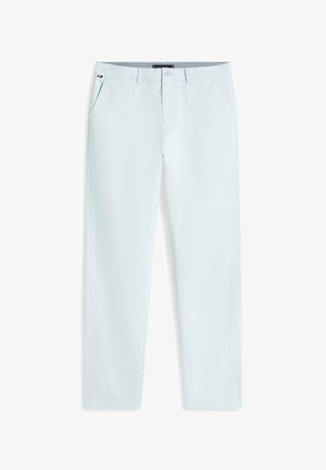 Pantaloni casual da uomo azzurri chiari con chiusura a bottone e zip, tasche laterali e piccolo logo vicino alla cintura su sfondo bianco.