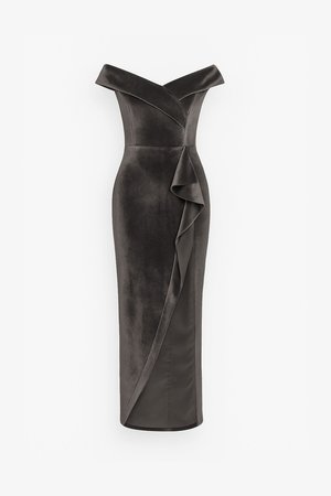 Ciemnoszara sukienka z odsłoniętymi ramionami wykonana z gładkiej tkaniny, charakteryzująca się dopasowanym krojem oraz falbaną po bokach biegnącą z przodu.